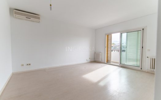 PISO EXTERIOR DE 4 DORMITORIOS DOBLES (DEVESA)