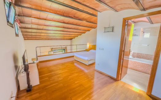 Ático dúplex con garaje en el Barri Vell de Girona con licencia turistica activa