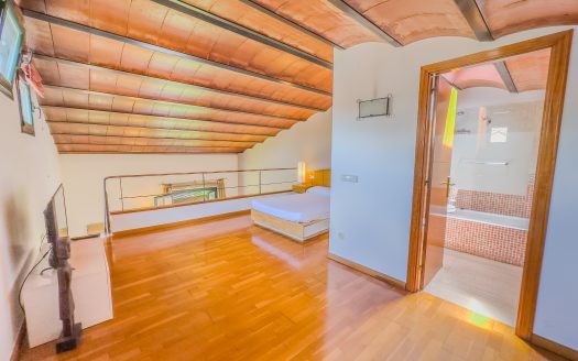 Ático dúplex con garaje en el Barri Vell de Girona con licencia turistica activa