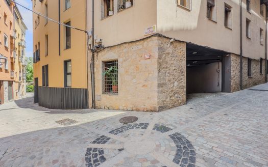 Ático dúplex con garaje en el Barri Vell de Girona con licencia turistica activa